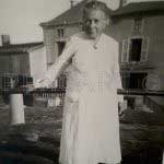 Photo guerre mondiale- Une vieille dame en blanc
