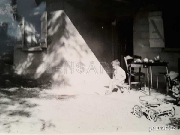 Photo ancienne- un enfant assis