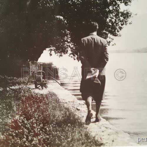 Un homme près d'un lac- Photo d'époque